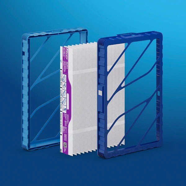 Trois composants rectangulaires de filtre à air posés à la verticale sur un fond bleu.
